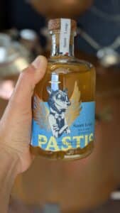 Bouteille de pastis artisanale de la distillerie Saint Loup